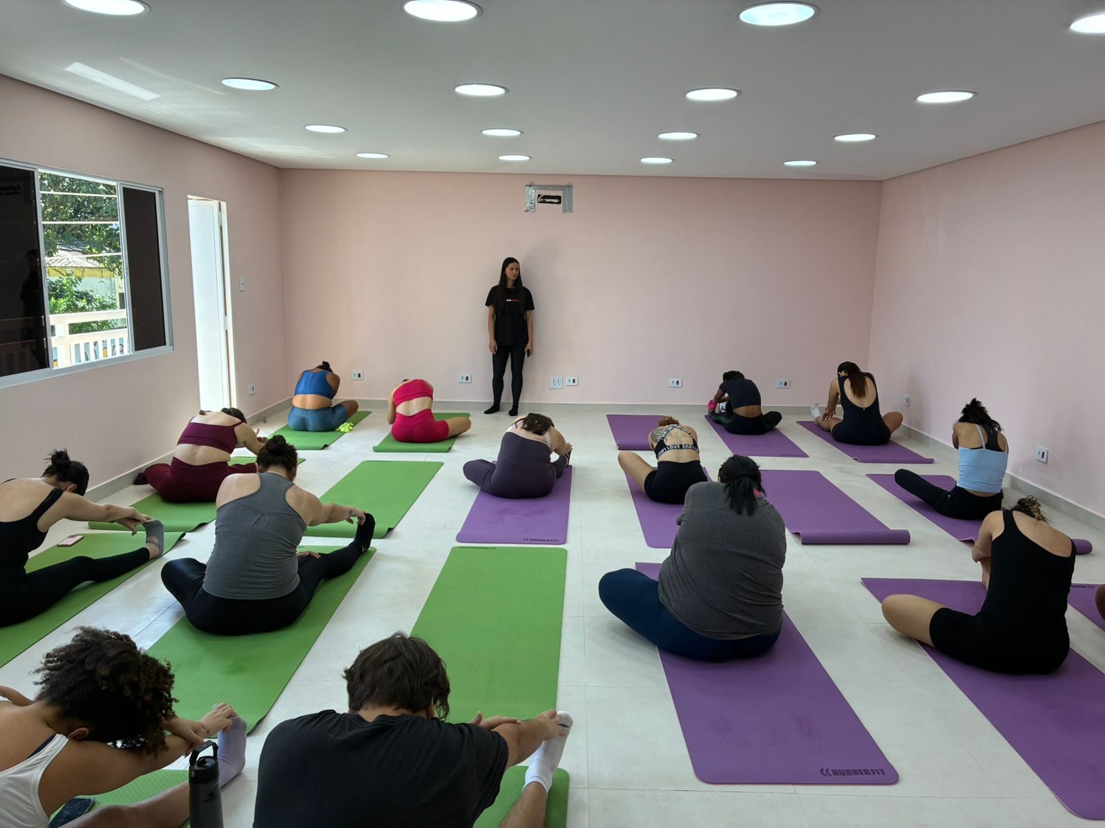Turma em aula de solo no estúdio