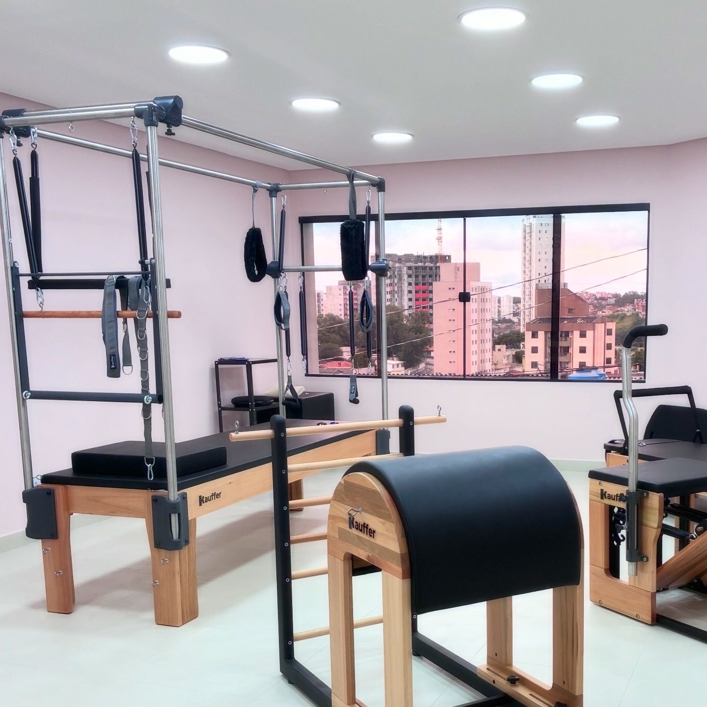 Sala de aparelhos de pilates do estúdio