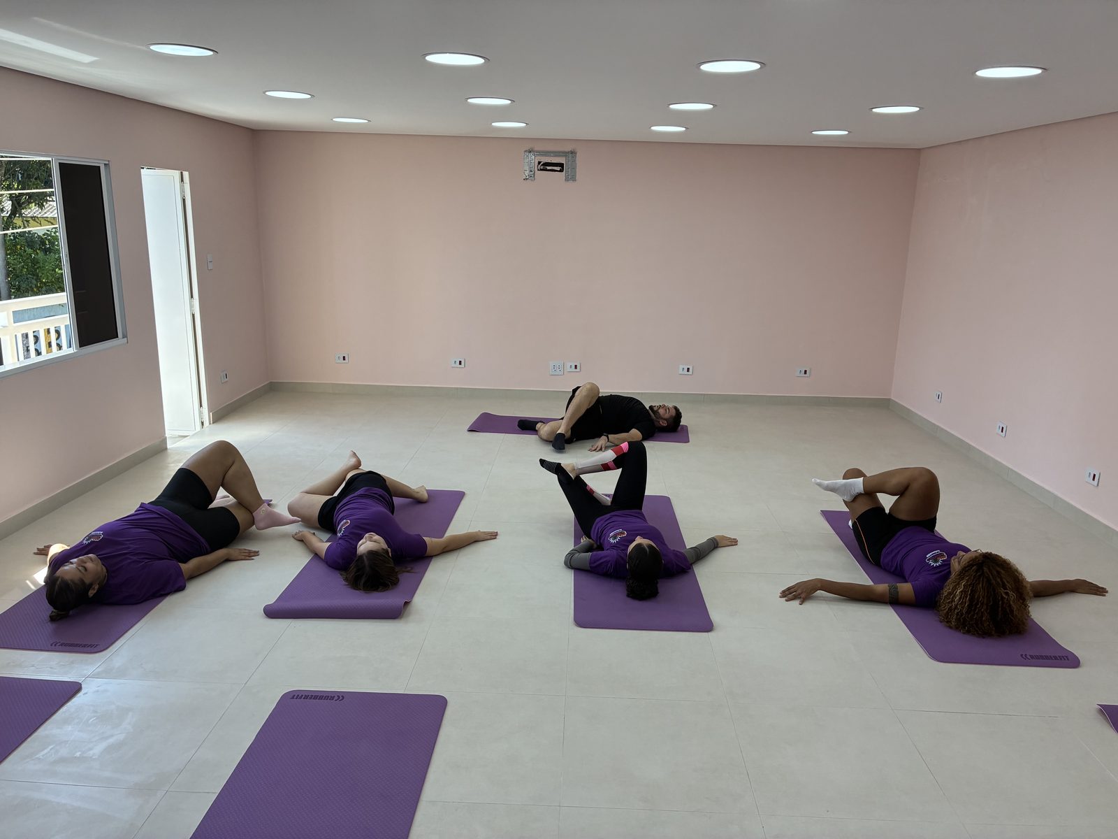 Turma de yoga em aula de solo no estúdio