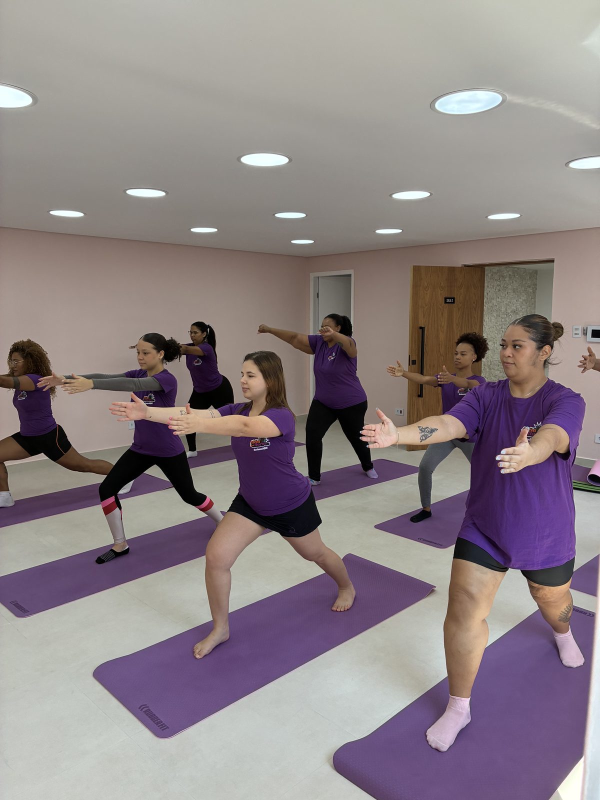 Turma de pilates em aula no estúdio Glow Up